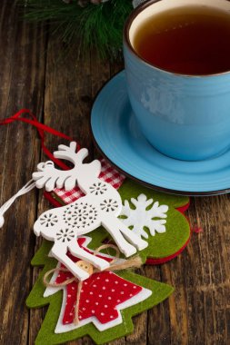 ahşap arka plan ve bir fincan çay, Noel süsleri