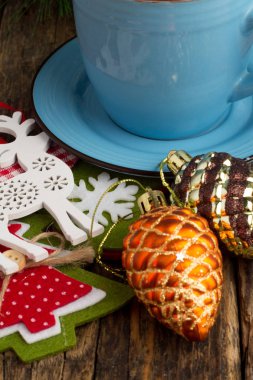 mavi bardak çay ve Noel oyuncaklar portre