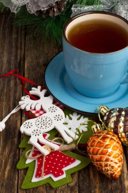 Noel topları ve karanlık bir arka plan üzerinde çay