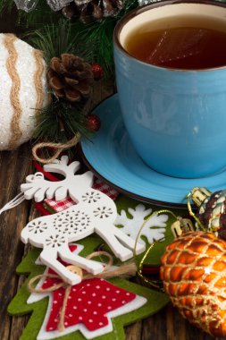 fincan çay ve Noel dekorasyonları ahşap arka plan üzerinde