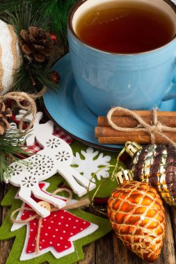 Noel topları ve bir fincan çay ve tarçın