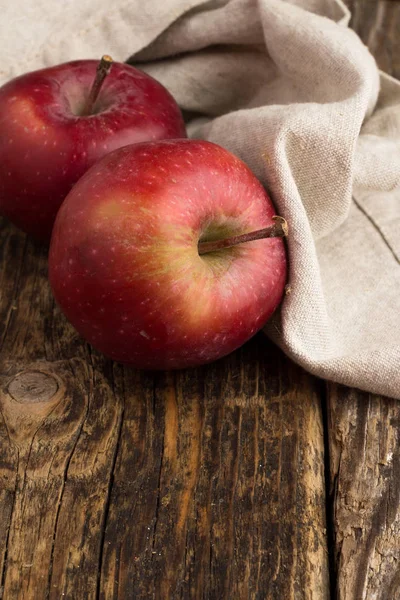 Tahta masada kırmızı elmalar.