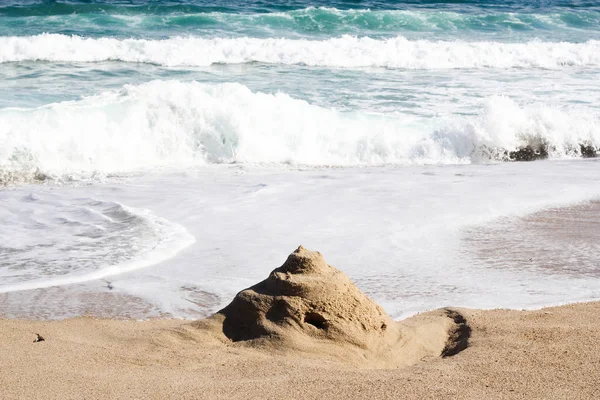 Deniz kenarındaki kumdan kale