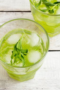 Buz ve cam closeup tarhun sallamak