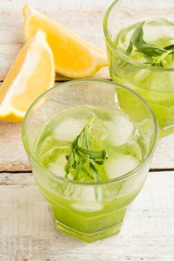 ahşap arka plan üzerinde buz ile kokteyl