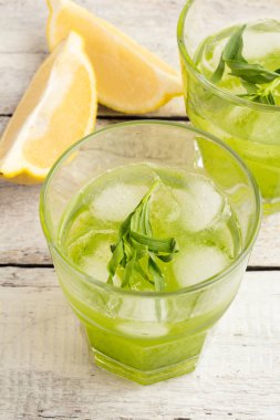 buz beyaz zemin üzerine yeşil içecek