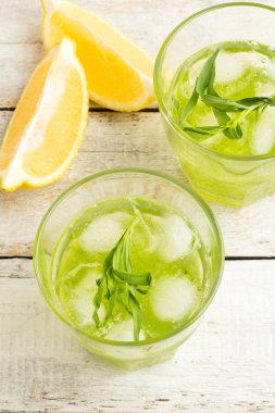 Beyaz bir arka planda ahşap buzlu yeşil içecek