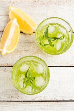 buz ve tarhun ile yeşil içecek