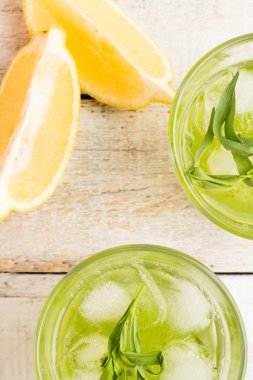 limon tarhun ile içki ve üstten görünüm