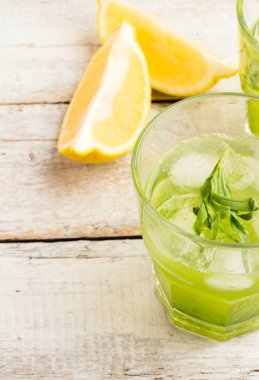 Yeşil limonata limon tarhun ve üstten görünüm