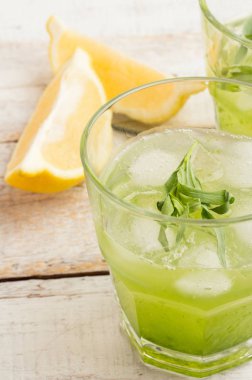 Tarhun ve buz closeup ile yeşil limonata