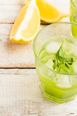Tarhun ve bir bardak limon ile yeşil limonata
