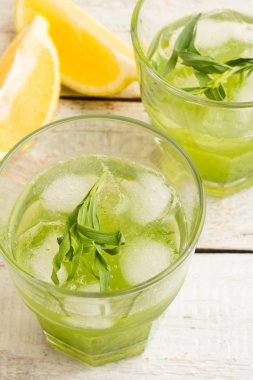 tarhun ahşap oyun tahtası ile kokteyl