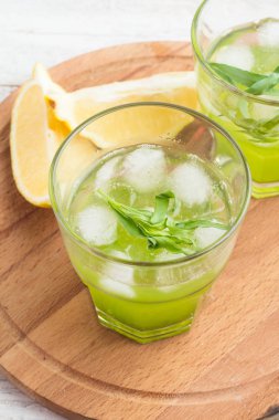 tarhun ve bir bardak limon limonata