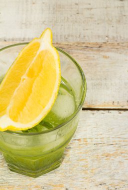 bir bardak limon içkiyle ile tarhun