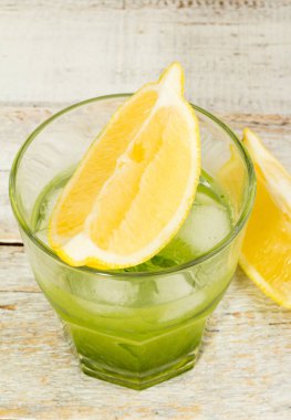 tarhun ve beyaz zemin üzerine limon ile yeşil içecek