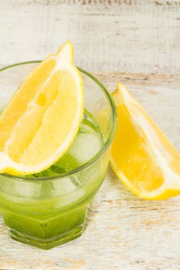 Yeşil tarhun ve limon dilimleri ile kokteyl