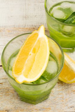 tarhun ve limon dilimleri ile yeşil içecek