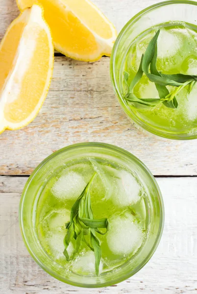 tarhun ve buz beyaz zemin üzerine yeşil içecek