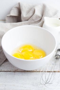 yumurta, süt ve fırçalamak beyaz bir arka plan üzerinde