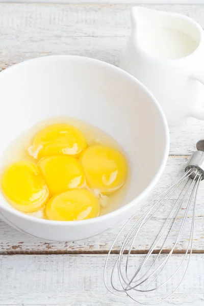 Ovos e leite para omelete closeup — Fotografia de Stock