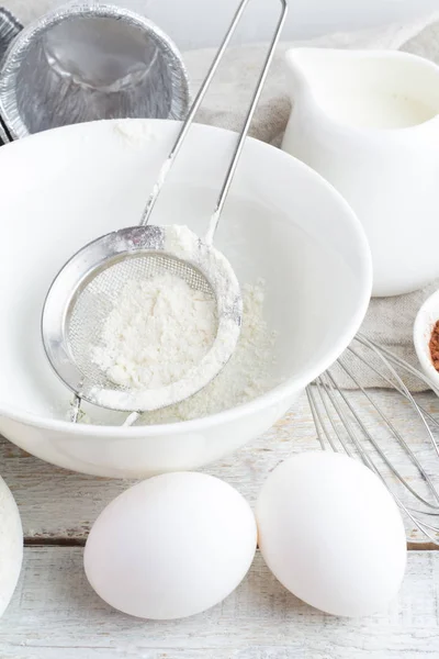 Utensilien und Zutaten zum Backen auf Holzuntergrund — Stockfoto