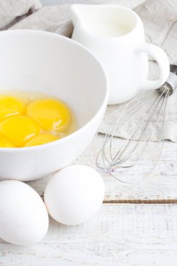 bir tabak yumurta süt ve beyaz bir arka plan üzerinde sineklik