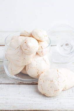 beze beyaz bir arka plan üzerinde cam kavanozda