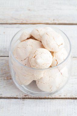 beze beyaz tabl üzerinde cam kavanozda