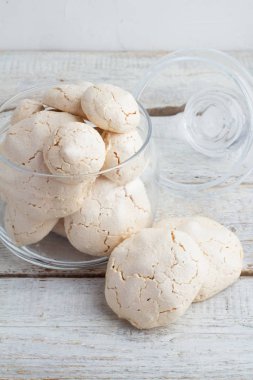 beze bir cam kavanoz ve kağıt ambalaj