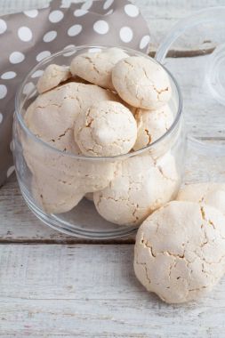 beze beyaz zemin üzerine