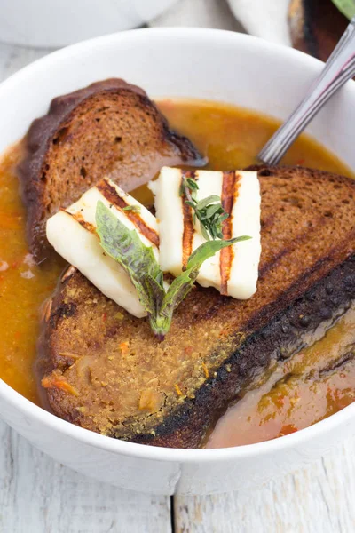 Sopa com pão, queijo e ervas — Fotografia de Stock