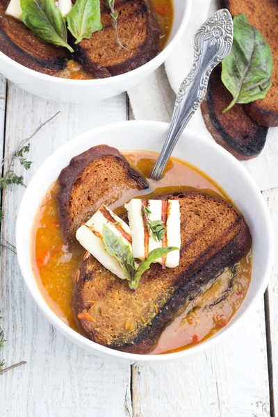 Sopa com pão e queijo closeup — Fotografia de Stock