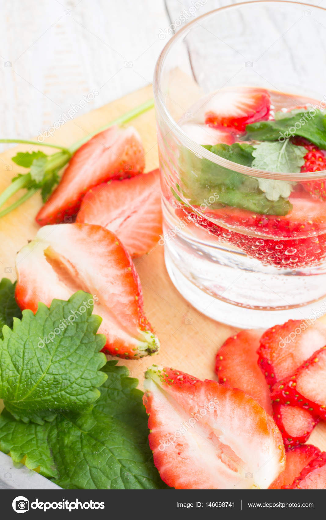 Ein Glas Erdbeere und Minze trinken — Stockfoto © ytochka89 #146068741