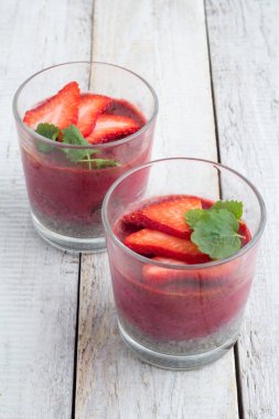 meyve puding chia ve çilek ile