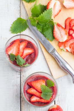 meyve pudingi çilek ve nane en iyi Manzaralı