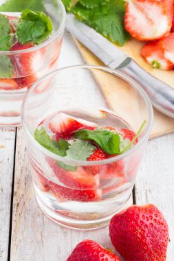 çilek ve beyaz arka plan portre üzerinde serinletici bir içki için nane