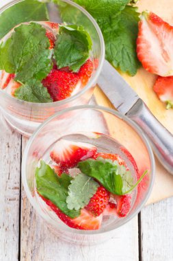 çilek ve nane hafif bir arka plan üzerinde serinletici içecek