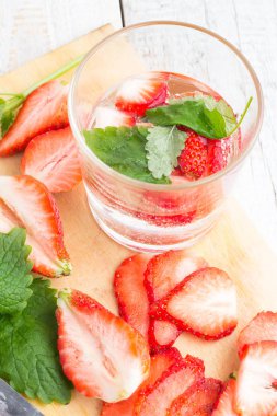 çilek ve beyaz zemin üzerine nane ile içki