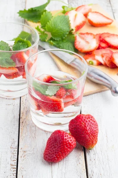 çilek ve nane yakın çekim hafif bir arka plan üzerinde serinletici içecek