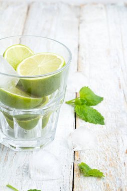 bir mojito açık renkli portre üzerinde bir cam için malzemeler