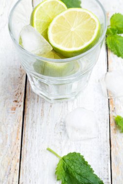 bir bardak beyaz arka plan portre üzerinde bir mojito için malzemeler
