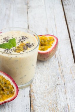 Smoothies tutku meyve, süt ve chia tohum bir cam