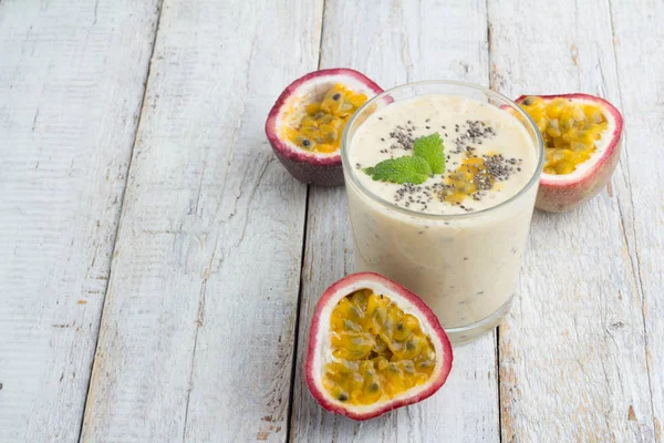 Smoothies tutku meyve, süt ve chia tohum closeup ahşap bir masa üzerinde