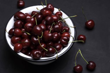 Kiraz plaka siyah bir zemin üzerine