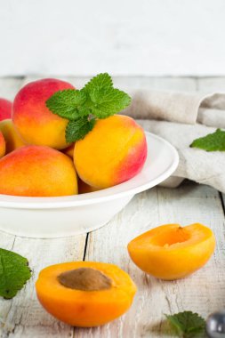 Kayısı ve beyaz zemin üzerine nane