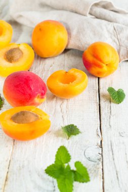 Kayısı ve nane bir beyaz ahşap tablo