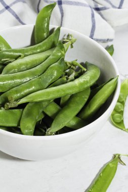 Tabakta yeşil bezelyeler