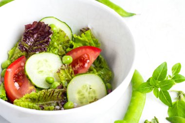 Beyaz bir arka plan üzerinde sebze salatası yakın çekim