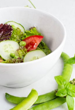 Tablo armut üzerinde sebze salatası